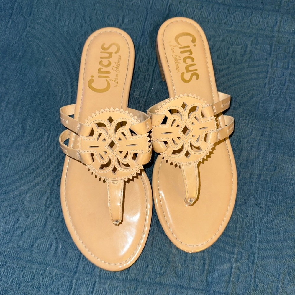 Circus by Sam Edelman Patent Canyon Thong Nude Camel Tan Sandals ☀️